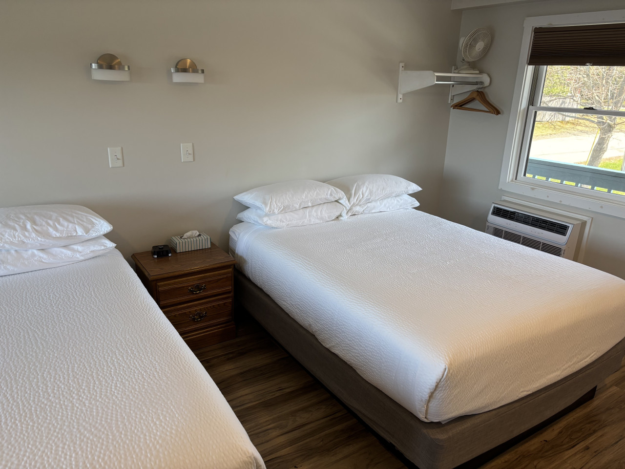 Juniper Motel-double Queen-pet Friendly-balcony-room 18 - Greenville, ME