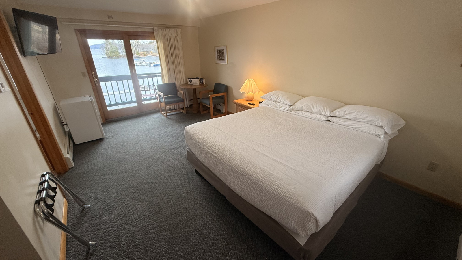 Juniper Motel-king-jacuzzi-balcony-room 16 - Greenville, ME