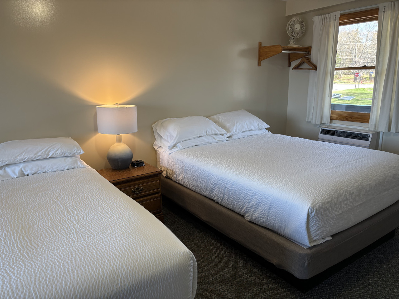Juniper Motel- Double Queen- Pet Friendly-balcony-room 17 - Greenville, ME