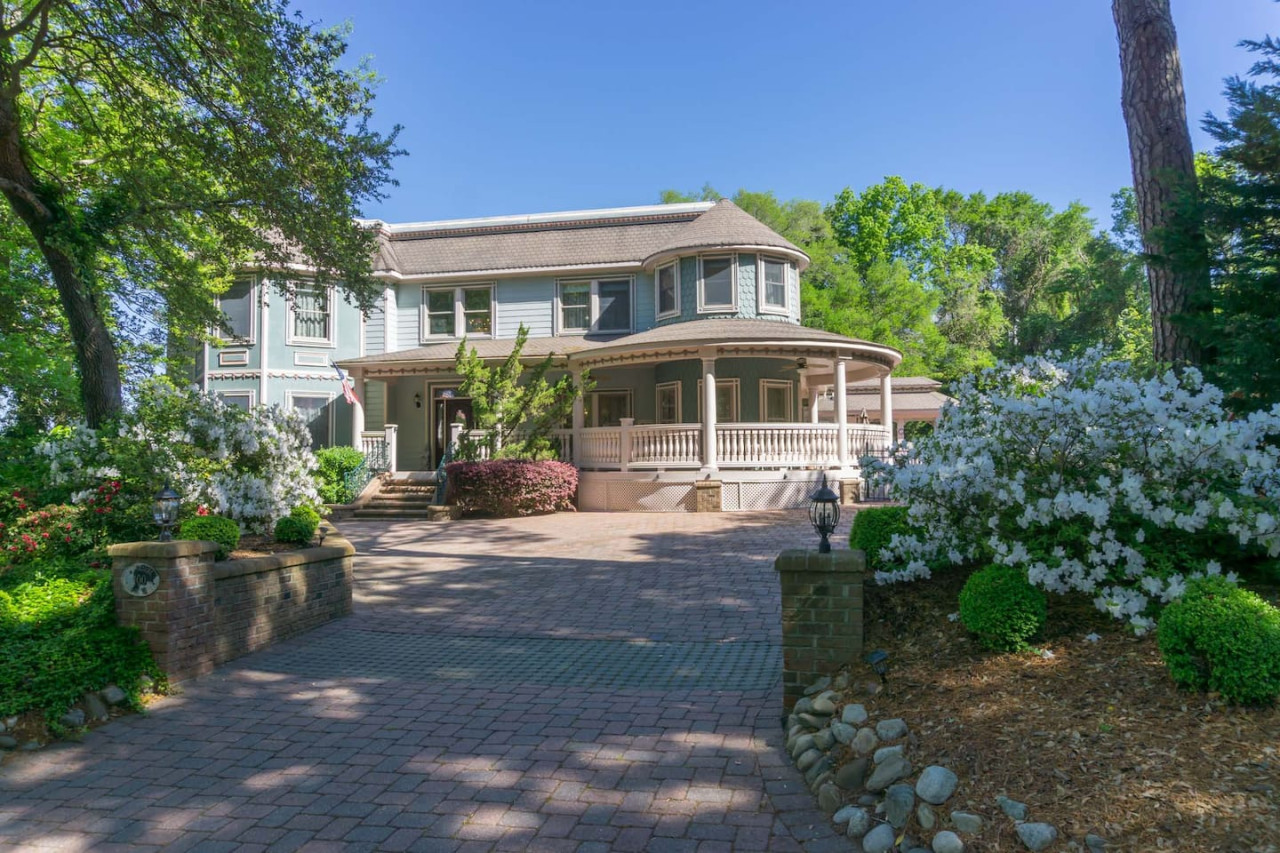 Private Pool, Hot Tub, Elevator, Game Room - Stunning Luxury Estate - Duck, NC