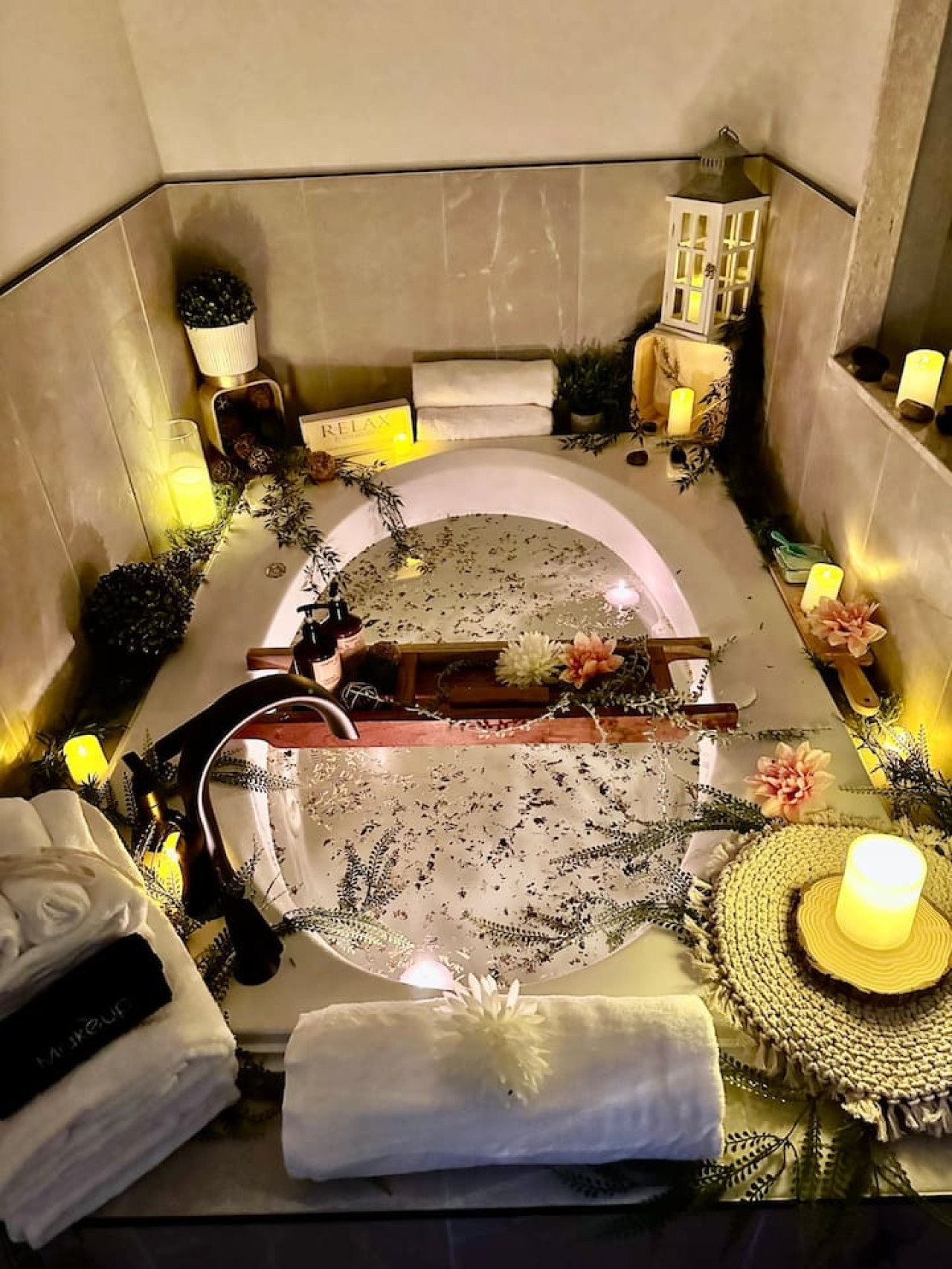 The Algonquin Collingwood Romantic Retreat with Hottub in Master ensuite . Minutes to Beaches, Golf and Blue Mountain