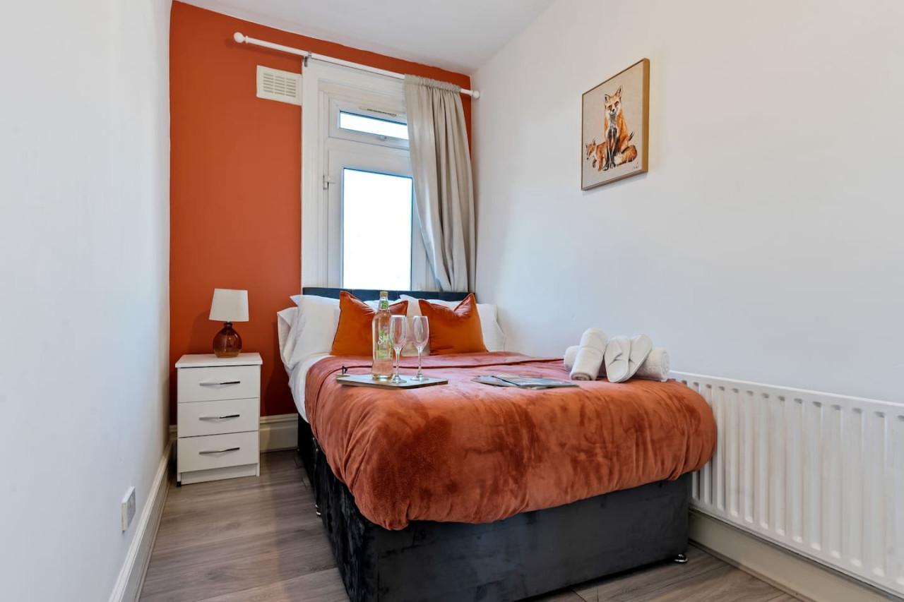 Spacious 2 Bed Apartment | Train Station in Stanthorpe Road - Property image 4 - VivreStays