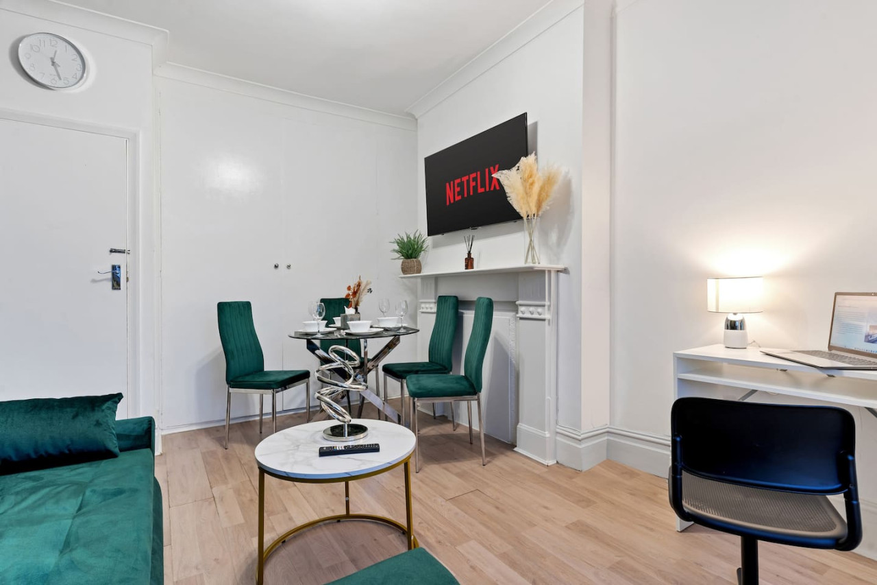 Spacious 2 Bed Apartment | Train Station in Stanthorpe Road - Property image 7 - VivreStays