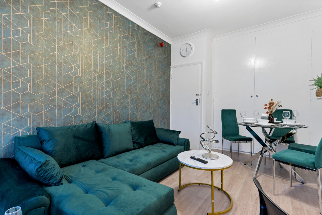 Spacious 2 Bed Apartment | Train Station in Stanthorpe Road - Property image 2 - VivreStays