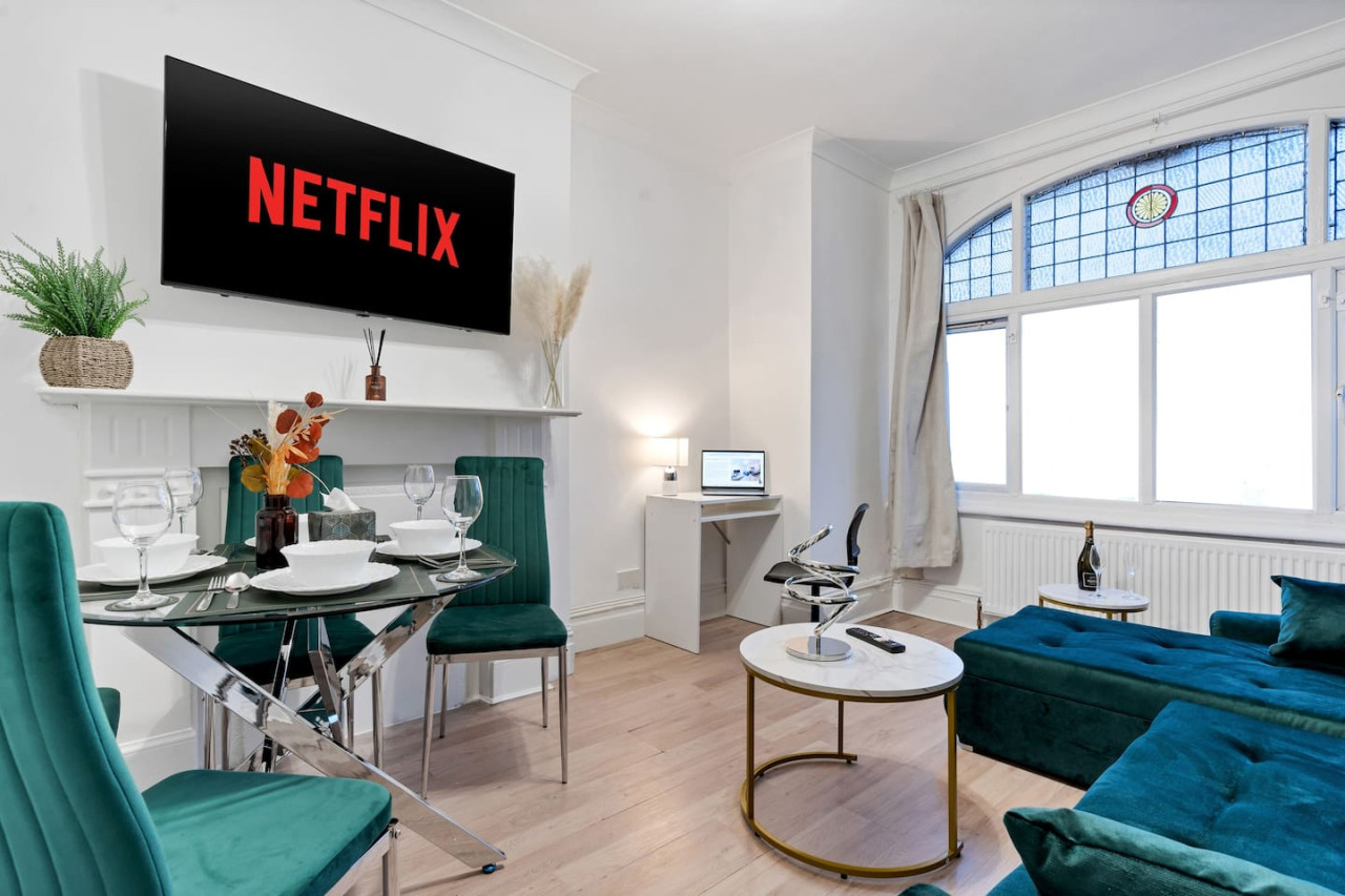 Spacious 2 Bed Apartment | Train Station serviced apartment - UK - VivreStays