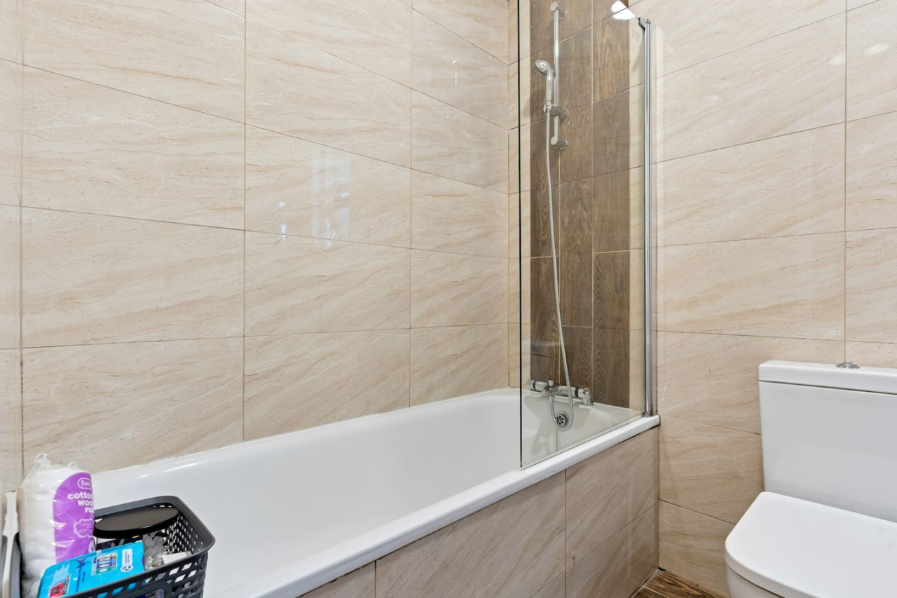 Spacious 2 Bed Apartment | Train Station in Stanthorpe Road - Property image 8 - VivreStays