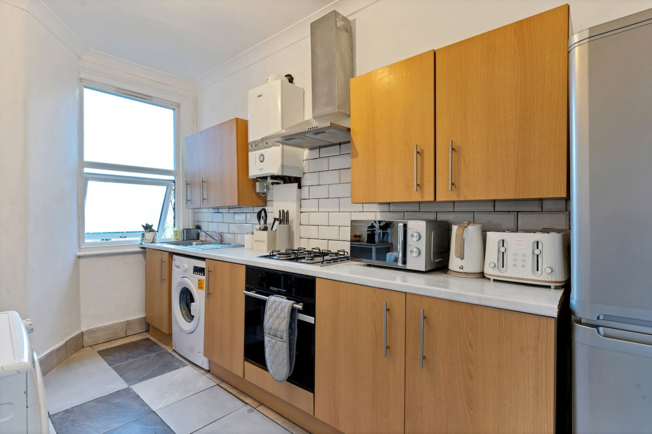 Spacious 2 Bed Apartment | Train Station in Stanthorpe Road - Property image 6 - VivreStays