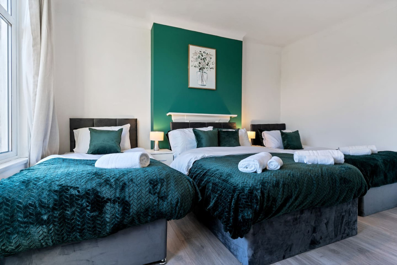 Spacious 2 Bed Apartment | Train Station in Stanthorpe Road - Property image 3 - VivreStays