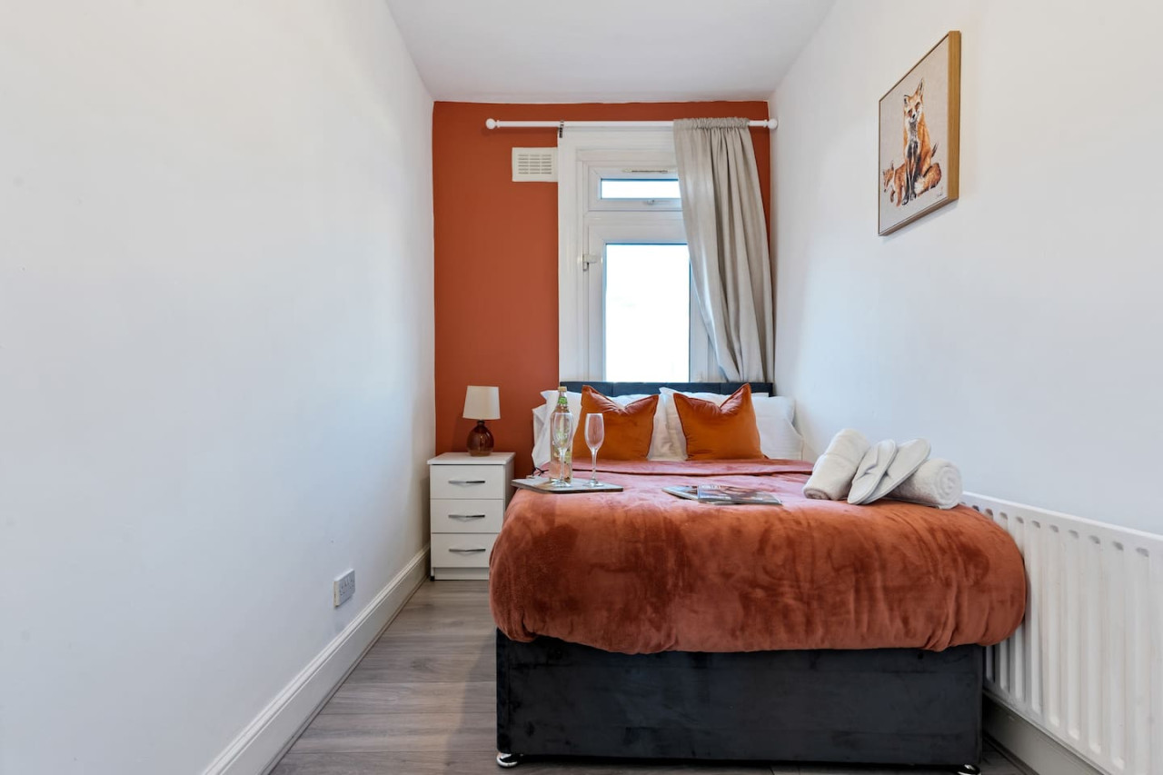 Spacious 2 Bed Apartment | Train Station in Stanthorpe Road - Property image 5 - VivreStays