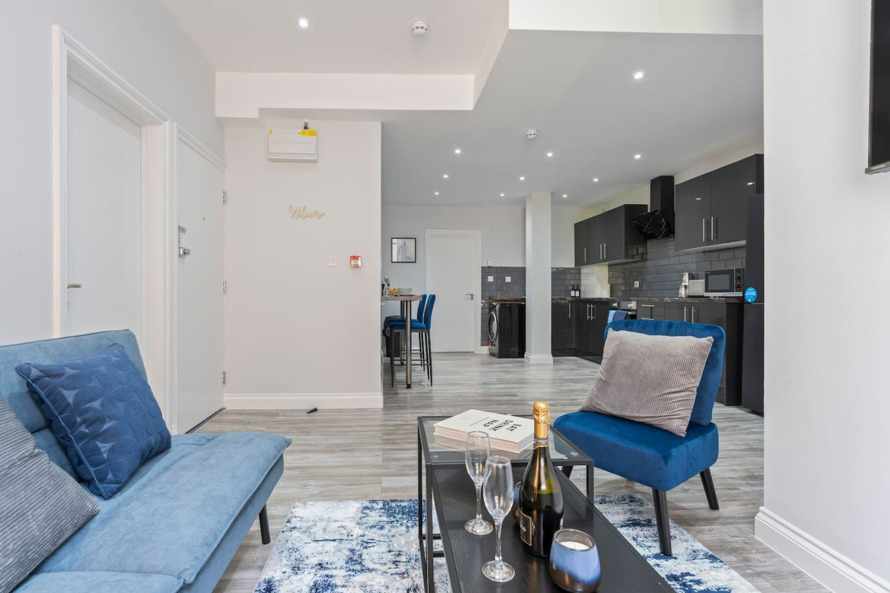 Modern Coastal Haven in 48 Kingsway - Property image 3 - VivreStays
