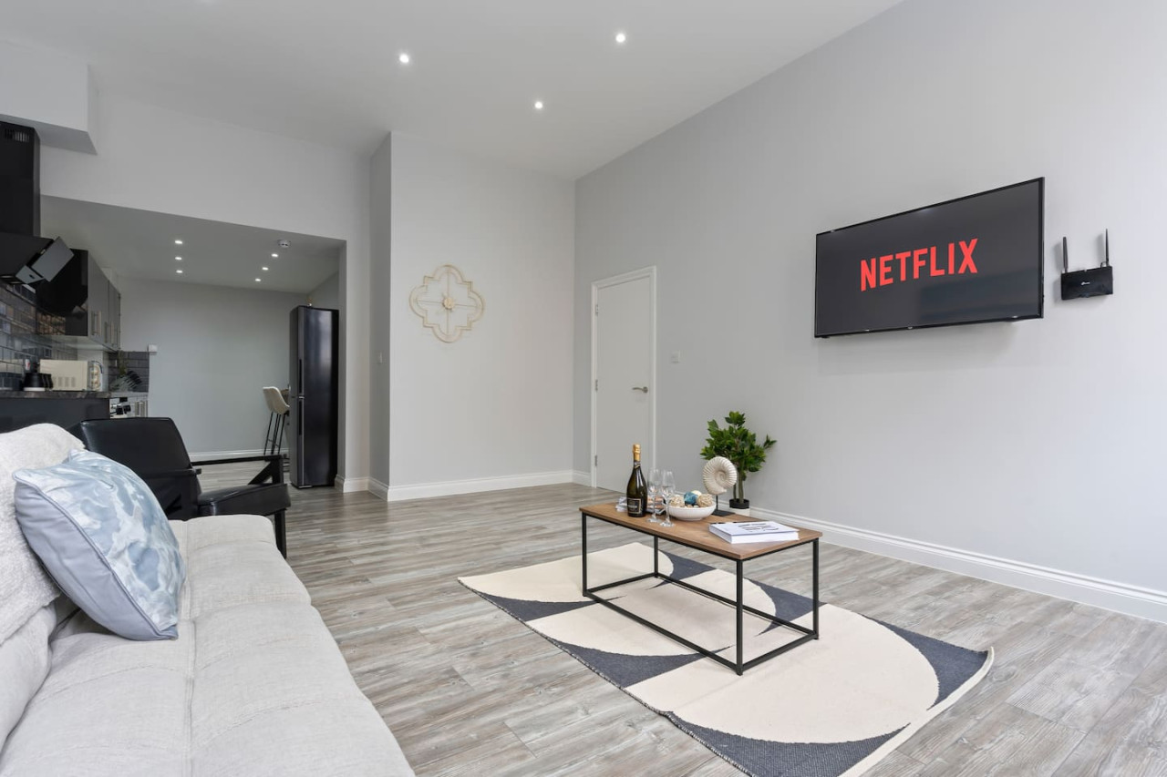 Harwich Luxury Apartment in 48 Kingsway - Property image 2 - VivreStays