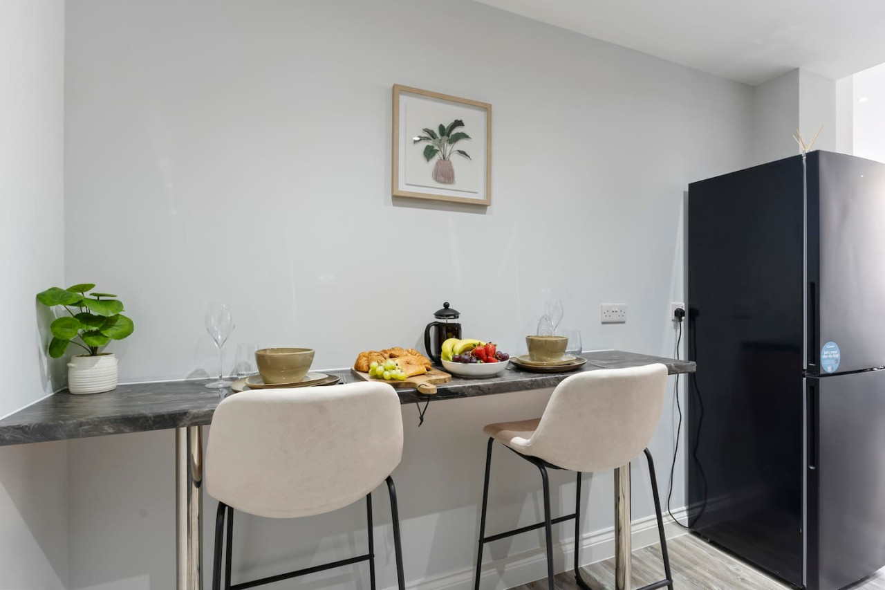 Harwich Luxury Apartment in 48 Kingsway - Property image 8 - VivreStays