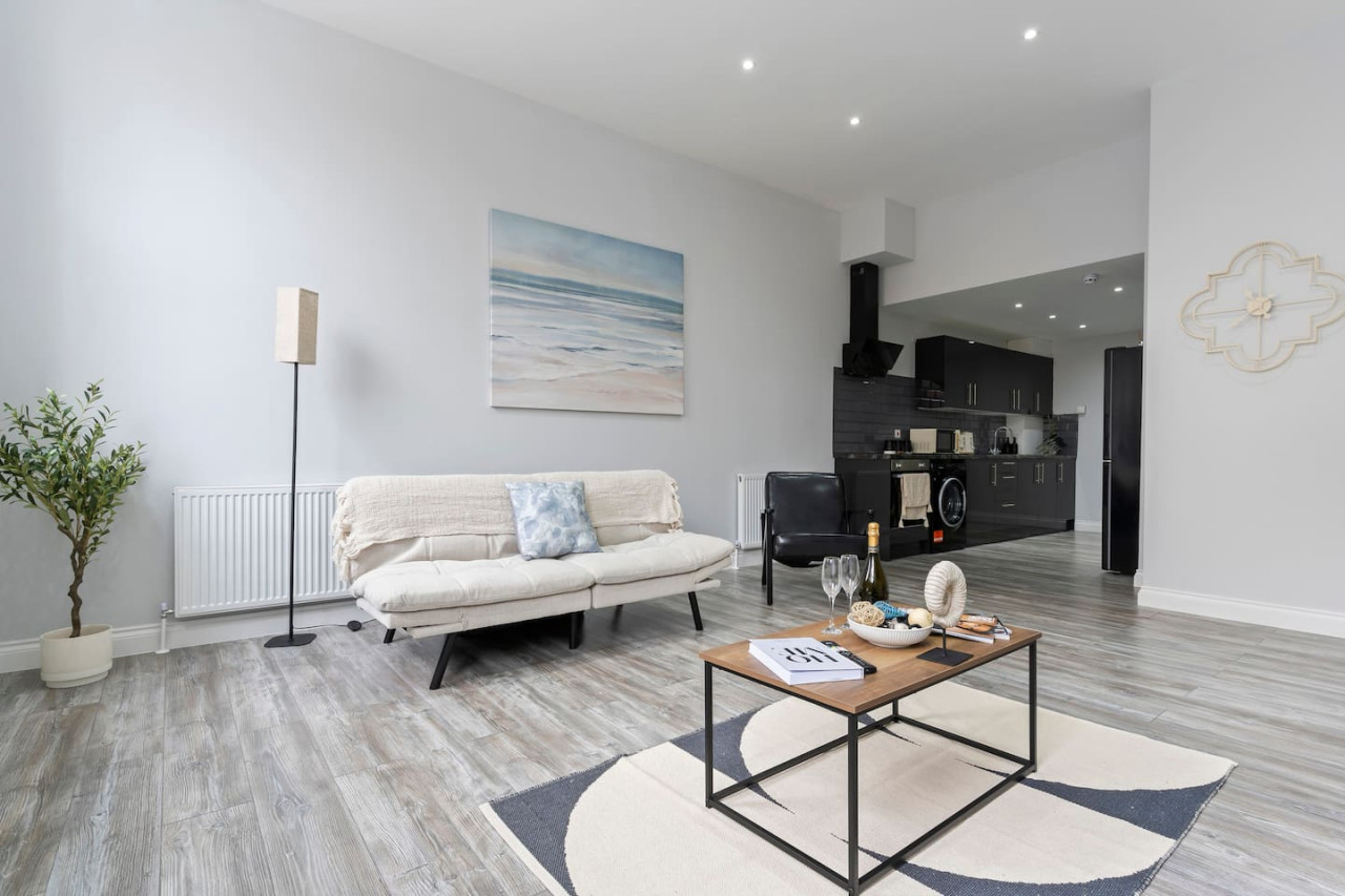 Harwich Luxury Apartment in 48 Kingsway - Property image 3 - VivreStays