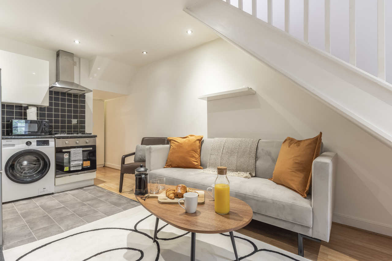 2 Bed Flat London near O2 Academy in 40 Barrett's Grove, London N16 8AJ, UK - Property image 3 - VivreStays