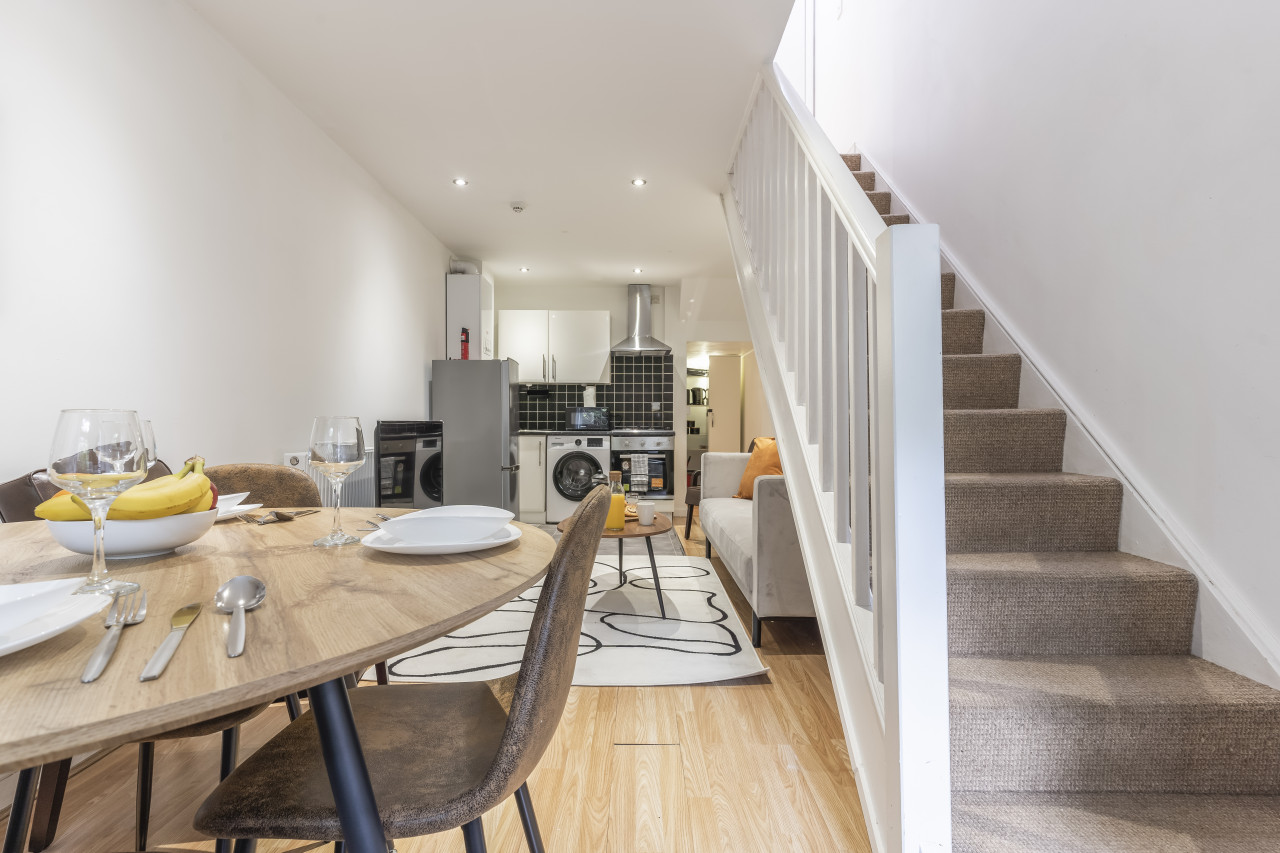 2 Bed Flat London near O2 Academy in 40 Barrett's Grove, London N16 8AJ, UK - Property image 4 - VivreStays