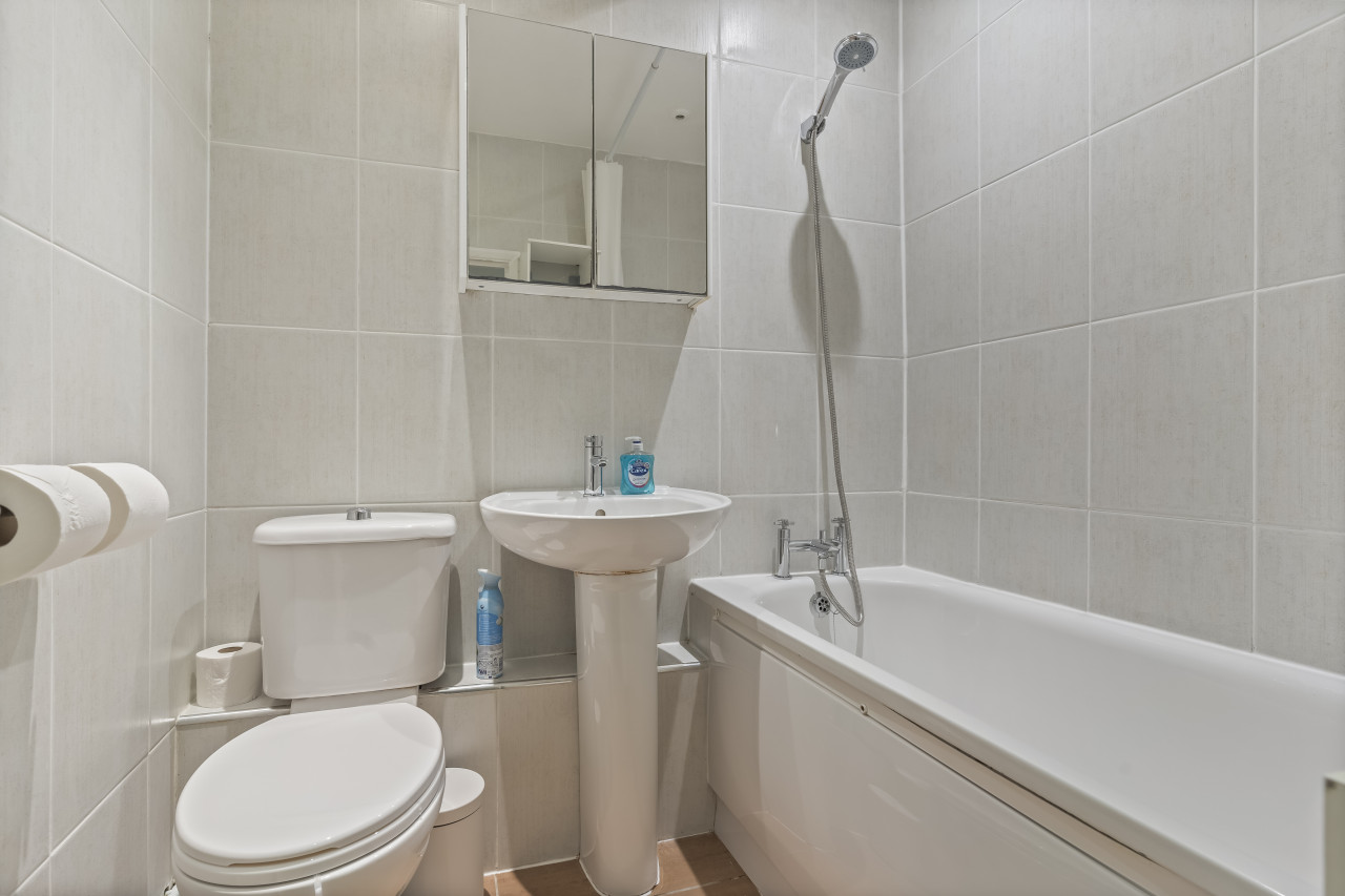 2 Bed Flat London near O2 Academy in 40 Barrett's Grove, London N16 8AJ, UK - Property image 16 - VivreStays