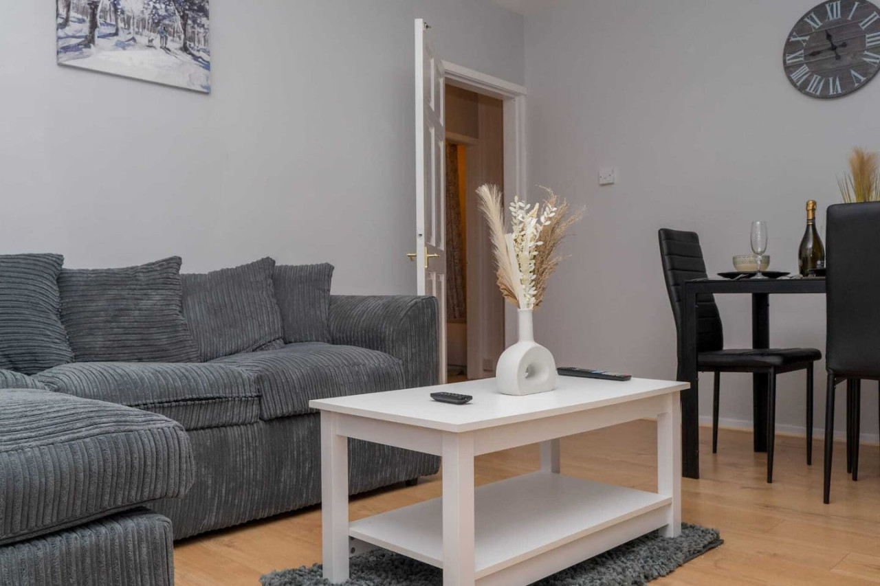 Comfy Home with Parking serviced apartment - UK - VivreStays