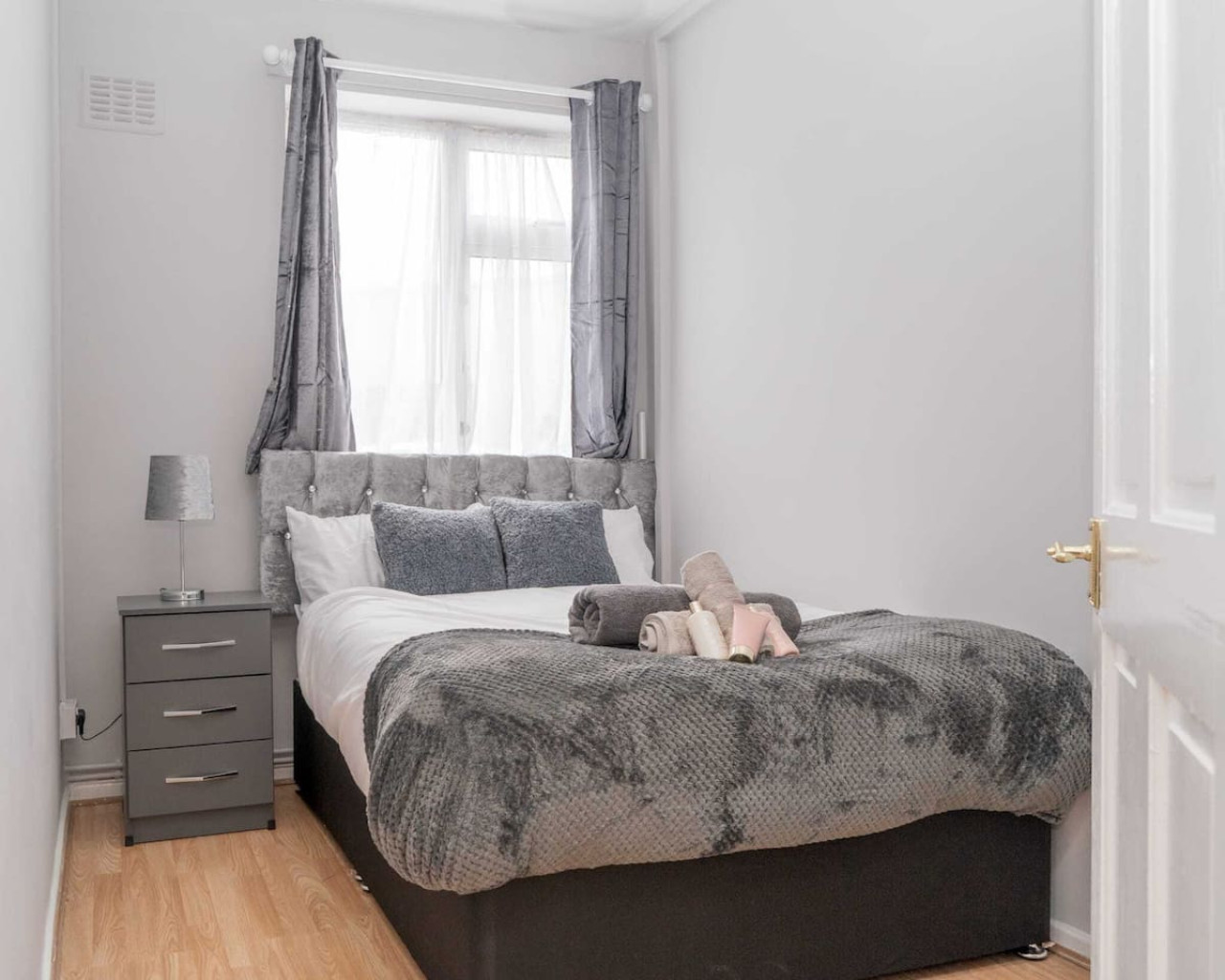 Comfy Home with Parking in 45 Stonehouse Lane - Property image 4 - VivreStays