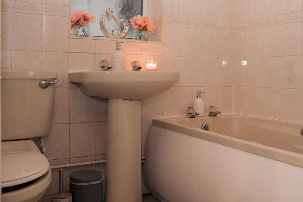 Comfy Home with Parking in 45 Stonehouse Lane - Property image 18 - VivreStays