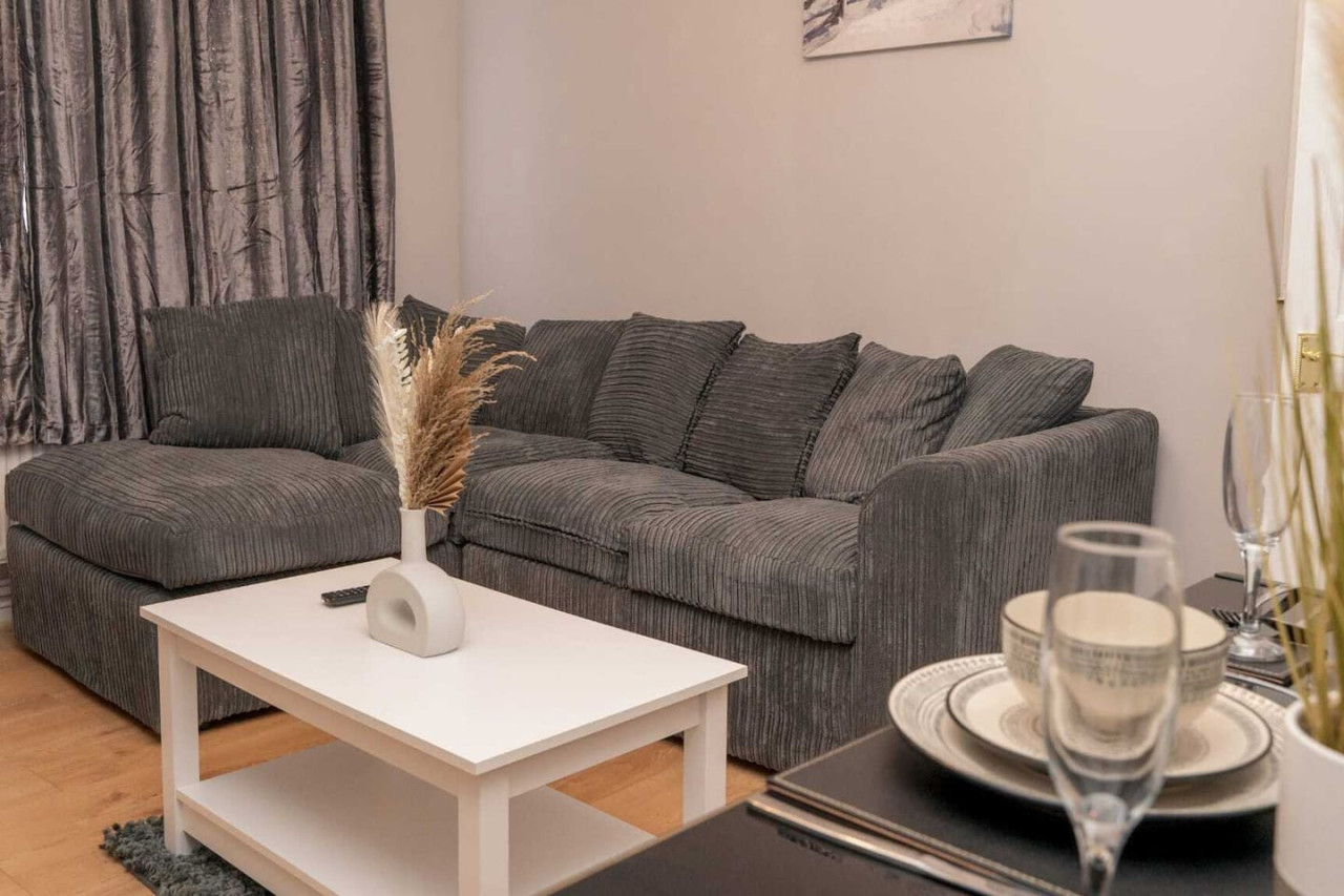 Comfy Home with Parking in 45 Stonehouse Lane - Property image 2 - VivreStays