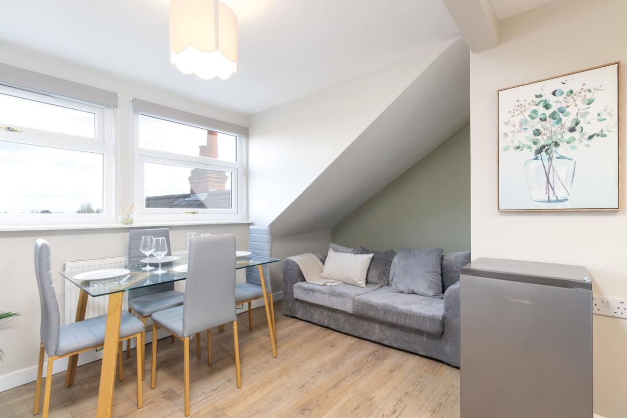 Elegant Apartment in Coventry in 5A Humber Road - Property image 2 - VivreStays