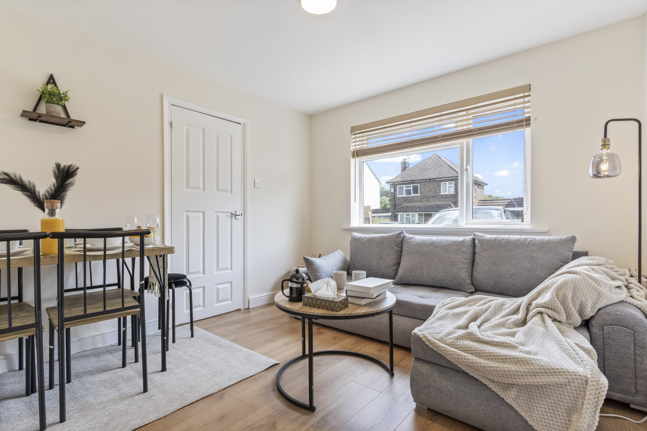 2 Bed Flat near Gatwick Airport, FREE PARKING in 73 Earlsbrook Rd, Redhill RH1 6DR, UK - Property image 2 - VivreStays