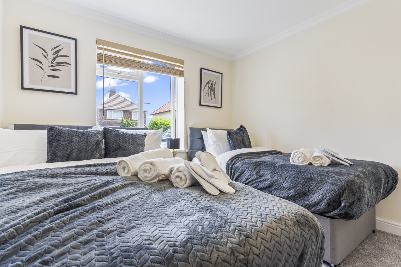 2 Bed Flat near Gatwick Airport, FREE PARKING in 73 Earlsbrook Rd, Redhill RH1 6DR, UK - Property image 8 - VivreStays