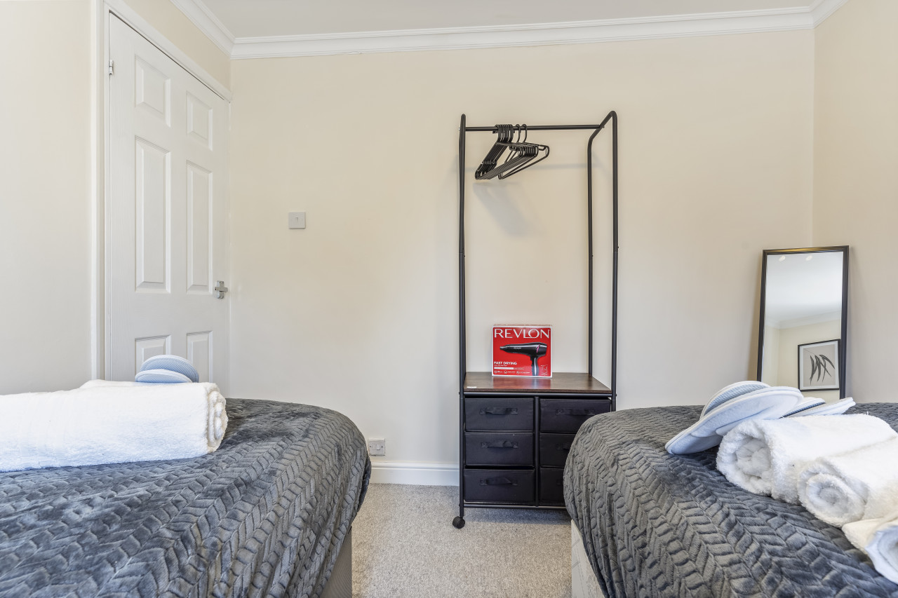 2 Bed Flat near Gatwick Airport, FREE PARKING in 73 Earlsbrook Rd, Redhill RH1 6DR, UK - Property image 6 - VivreStays