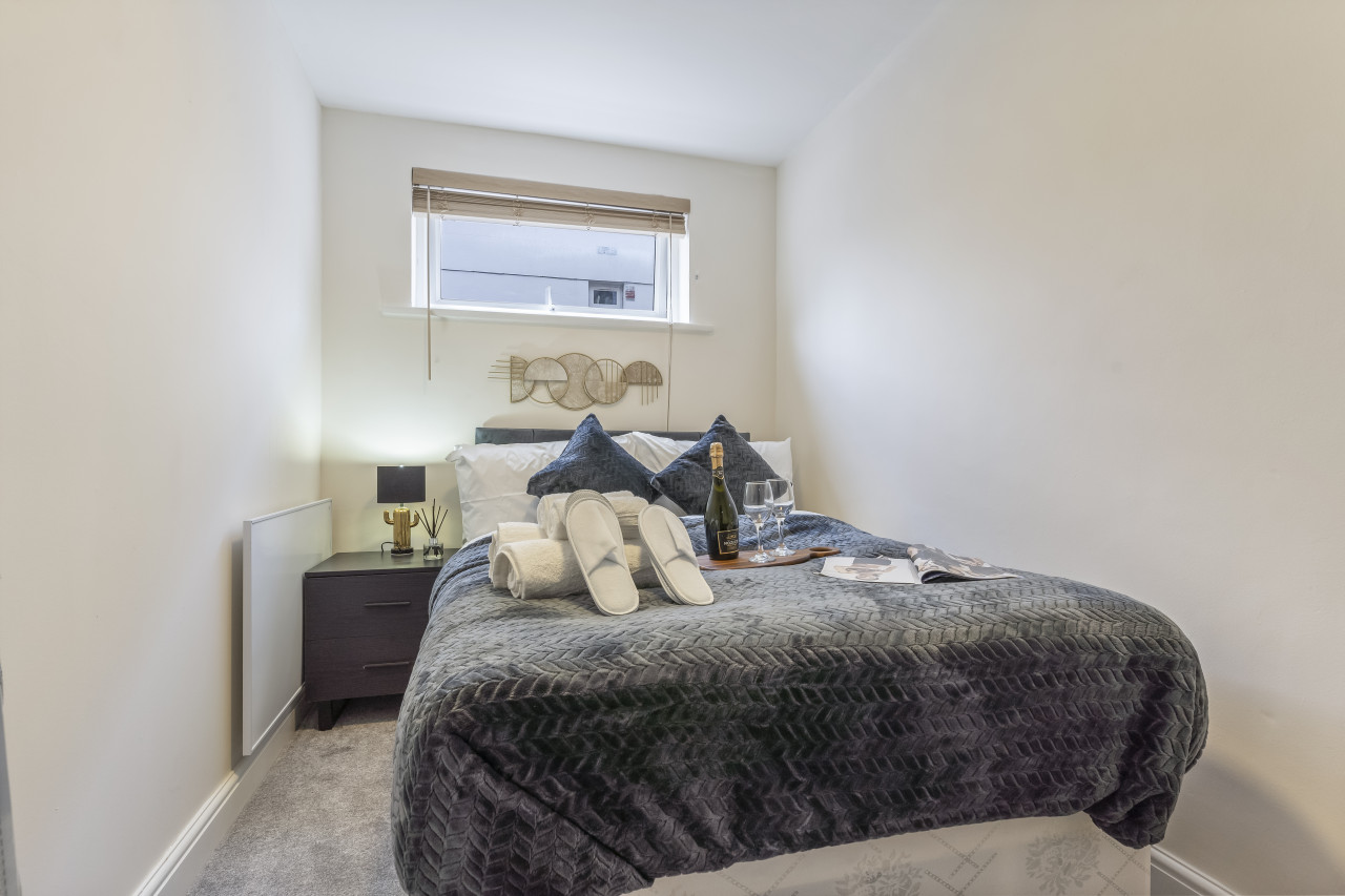 2 Bed Flat near Gatwick Airport, FREE PARKING in 73 Earlsbrook Rd, Redhill RH1 6DR, UK - Property image 3 - VivreStays