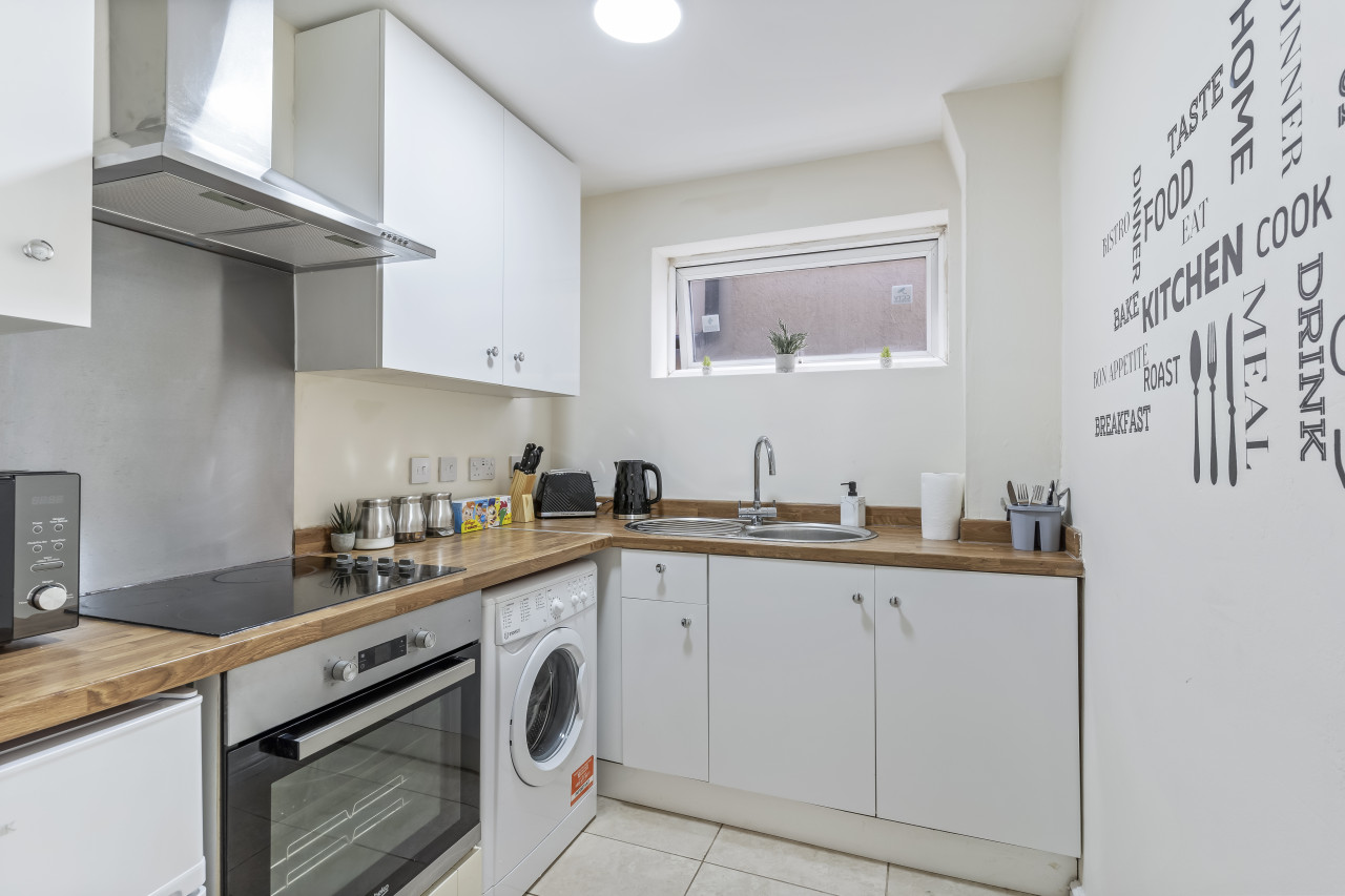 2 Bed Flat near Gatwick Airport, FREE PARKING in 73 Earlsbrook Rd, Redhill RH1 6DR, UK - Property image 10 - VivreStays