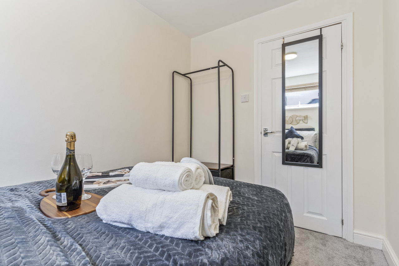 2 Bed Flat near Gatwick Airport, FREE PARKING in 73 Earlsbrook Rd, Redhill RH1 6DR, UK - Property image 4 - VivreStays