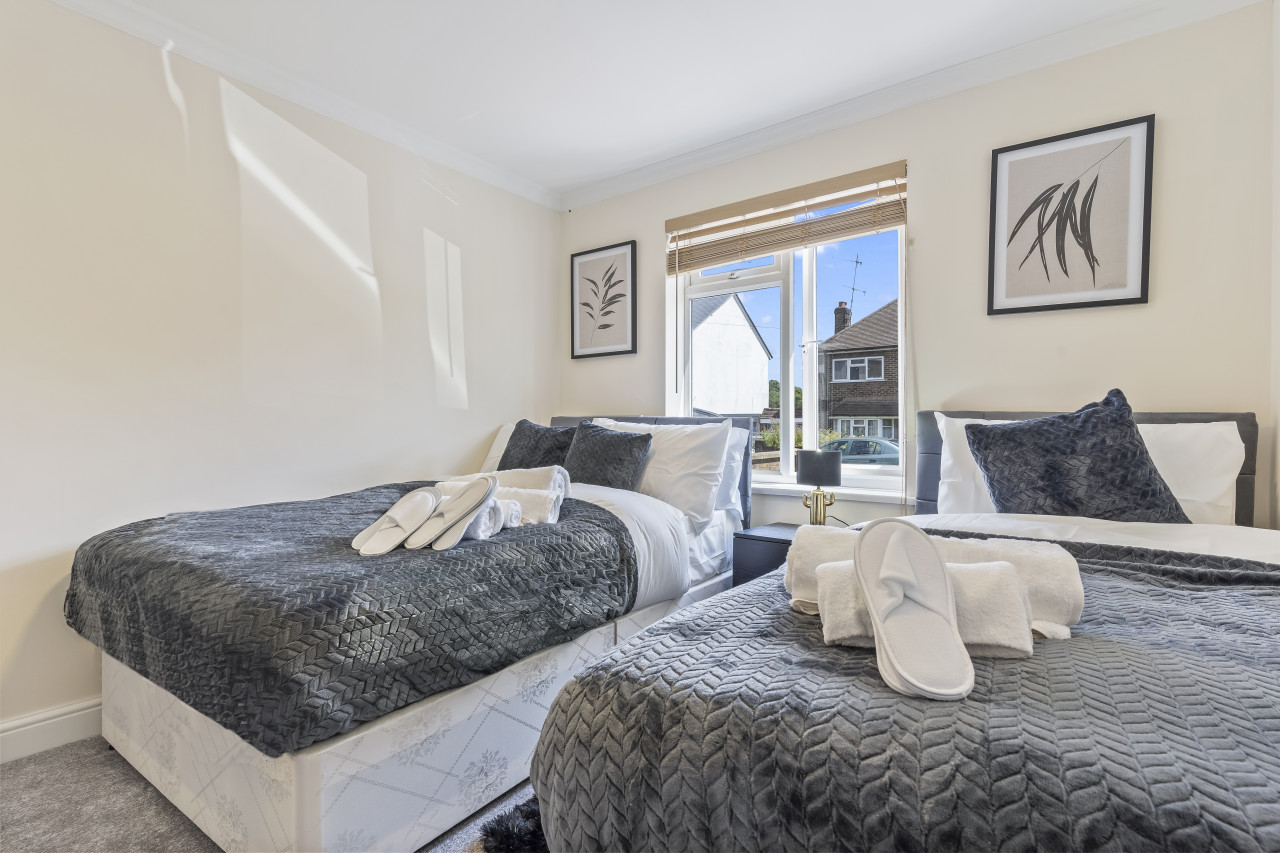 2 Bed Flat near Gatwick Airport, FREE PARKING in 73 Earlsbrook Rd, Redhill RH1 6DR, UK - Property image 5 - VivreStays