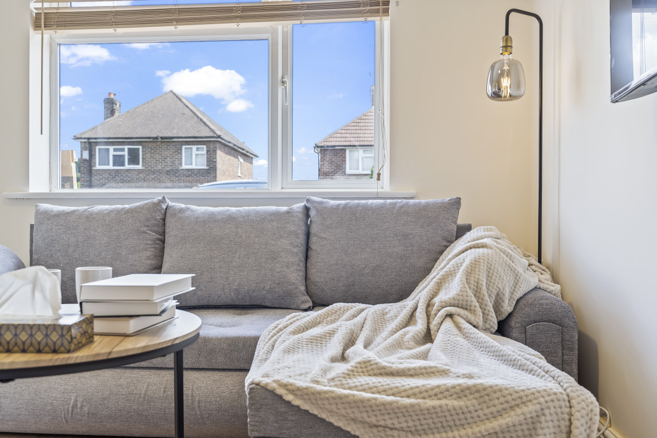 2 Bed Flat near Gatwick Airport, FREE PARKING in 73 Earlsbrook Rd, Redhill RH1 6DR, UK - Property image 13 - VivreStays