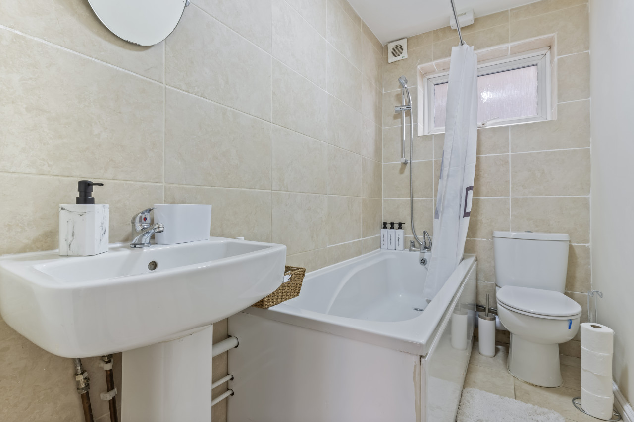 2 Bed Flat near Gatwick Airport, FREE PARKING in 73 Earlsbrook Rd, Redhill RH1 6DR, UK - Property image 11 - VivreStays