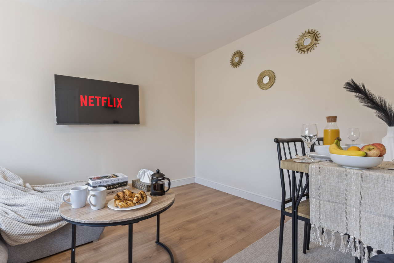 2 Bed Flat near Gatwick Airport, FREE PARKING in 73 Earlsbrook Rd, Redhill RH1 6DR, UK - Property image 7 - VivreStays
