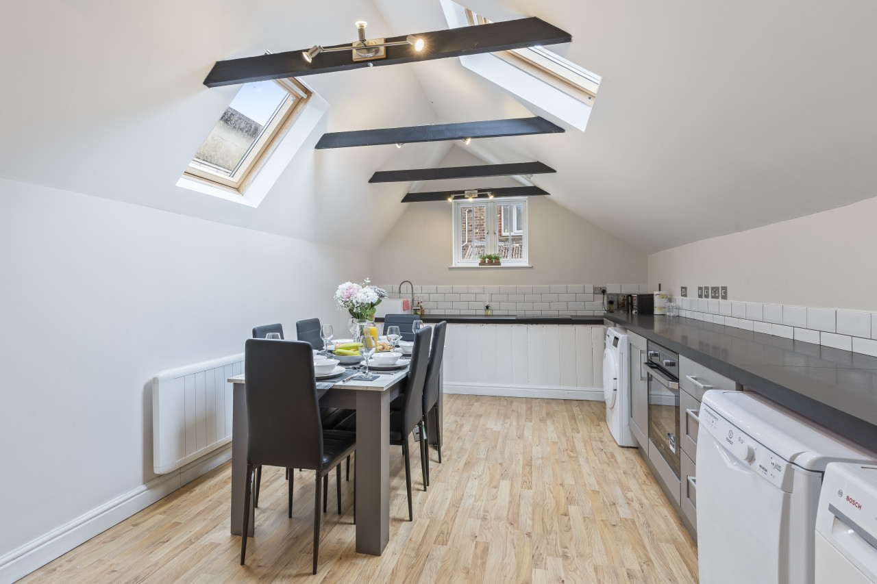 Redhill Hideaway: Stylish 2 Bed Home in 4 Linkfield Cor, Redhill RH1 1BB, UK - Property image 4 - VivreStays