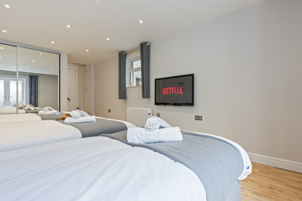 Redhill Hideaway: Stylish 2 Bed Home in 4 Linkfield Cor, Redhill RH1 1BB, UK - Property image 9 - VivreStays