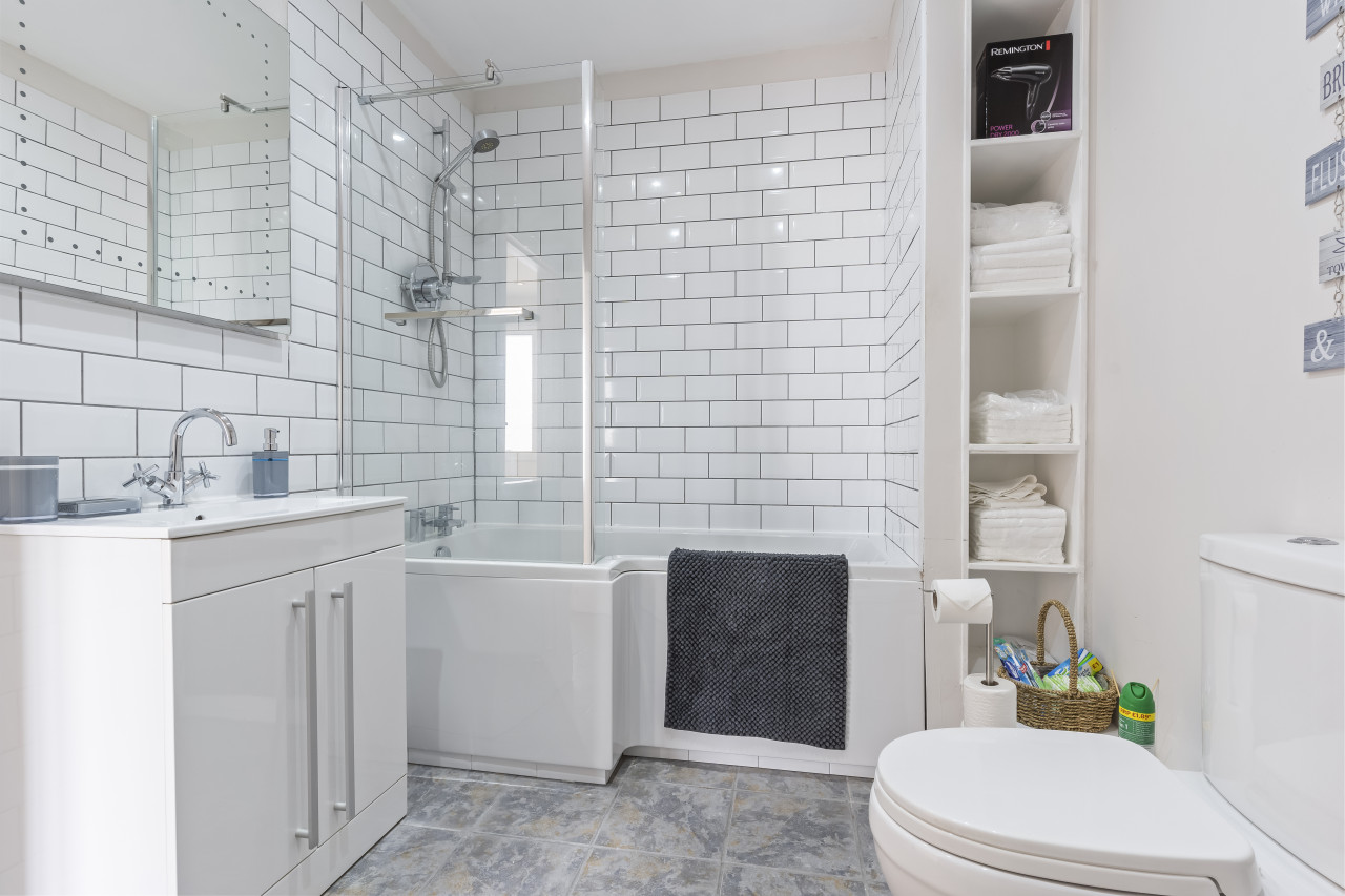 Redhill Hideaway: Stylish 2 Bed Home in 4 Linkfield Cor, Redhill RH1 1BB, UK - Property image 7 - VivreStays