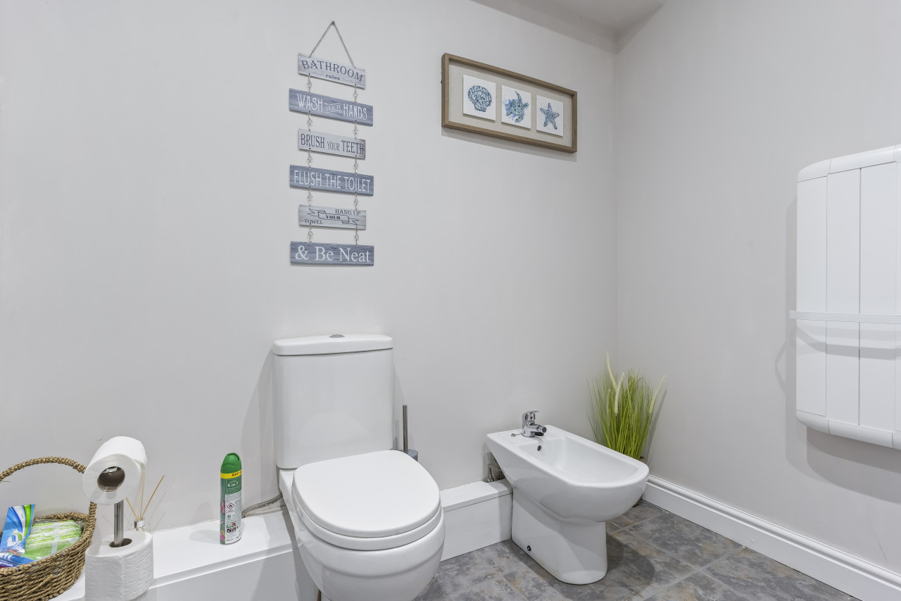 Redhill Hideaway: Stylish 2 Bed Home in 4 Linkfield Cor, Redhill RH1 1BB, UK - Property image 8 - VivreStays