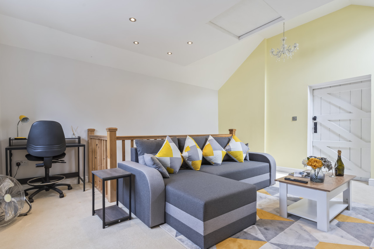 Redhill Hideaway: Stylish 2 Bed Home in 4 Linkfield Cor, Redhill RH1 1BB, UK - Property image 18 - VivreStays
