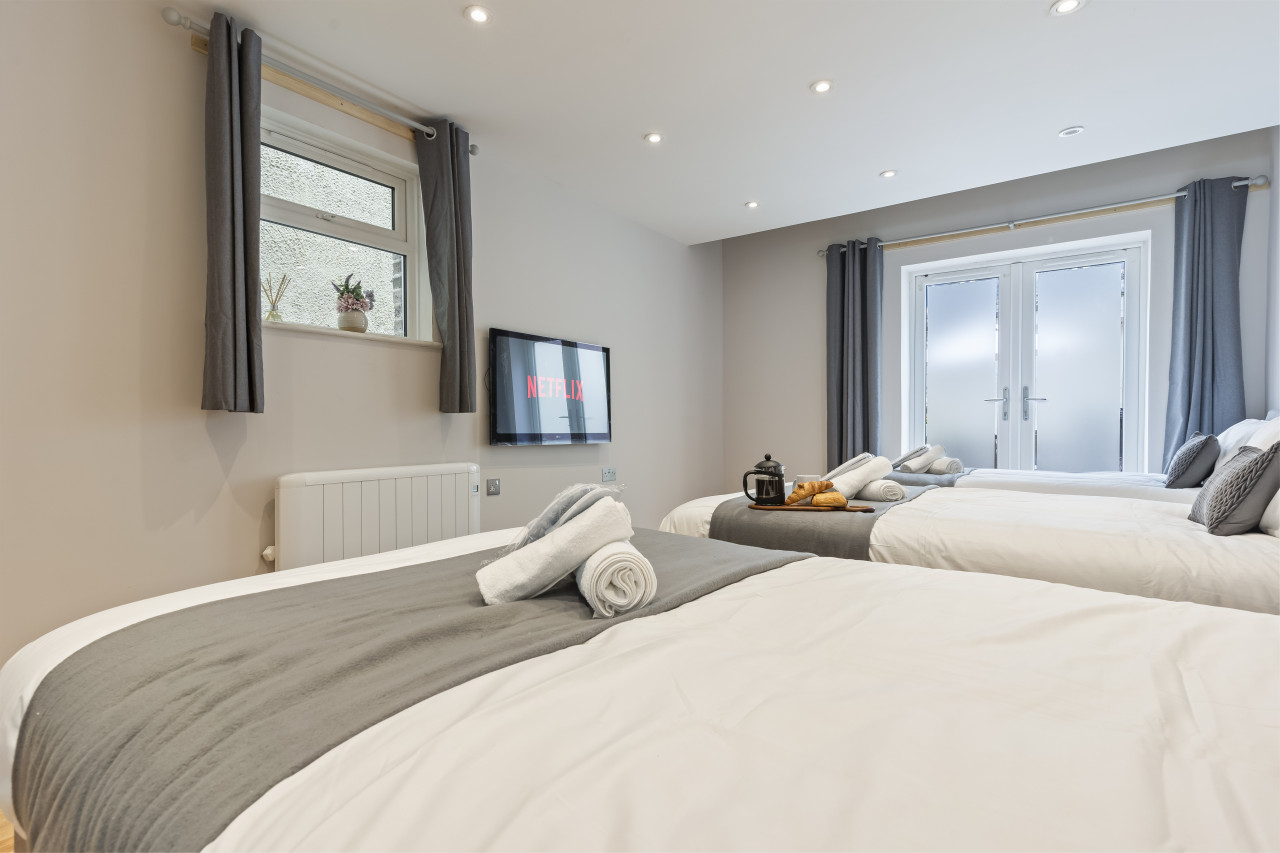 Redhill Hideaway: Stylish 2 Bed Home in 4 Linkfield Cor, Redhill RH1 1BB, UK - Property image 10 - VivreStays