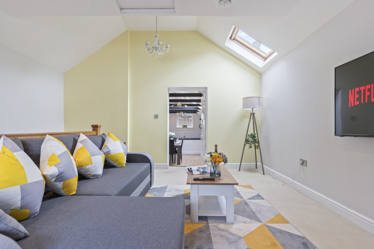 Redhill Hideaway: Stylish 2 Bed Home in 4 Linkfield Cor, Redhill RH1 1BB, UK - Property image 3 - VivreStays