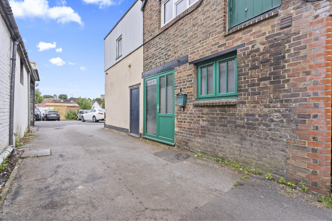 Redhill Hideaway: Stylish 2 Bed Home in 4 Linkfield Cor, Redhill RH1 1BB, UK - Property image 26 - VivreStays