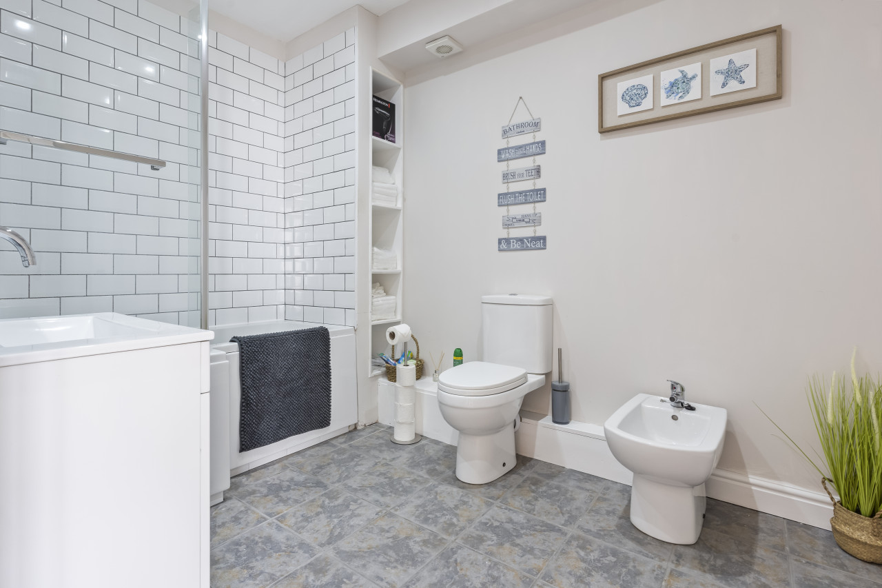 Redhill Hideaway: Stylish 2 Bed Home in 4 Linkfield Cor, Redhill RH1 1BB, UK - Property image 13 - VivreStays