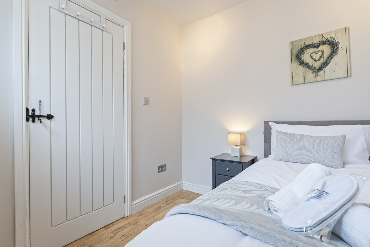 Redhill Hideaway: Stylish 2 Bed Home in 4 Linkfield Cor, Redhill RH1 1BB, UK - Property image 20 - VivreStays