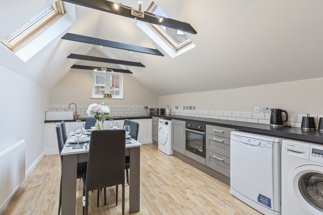 Redhill Hideaway: Stylish 2 Bed Home in 4 Linkfield Cor, Redhill RH1 1BB, UK - Property image 17 - VivreStays