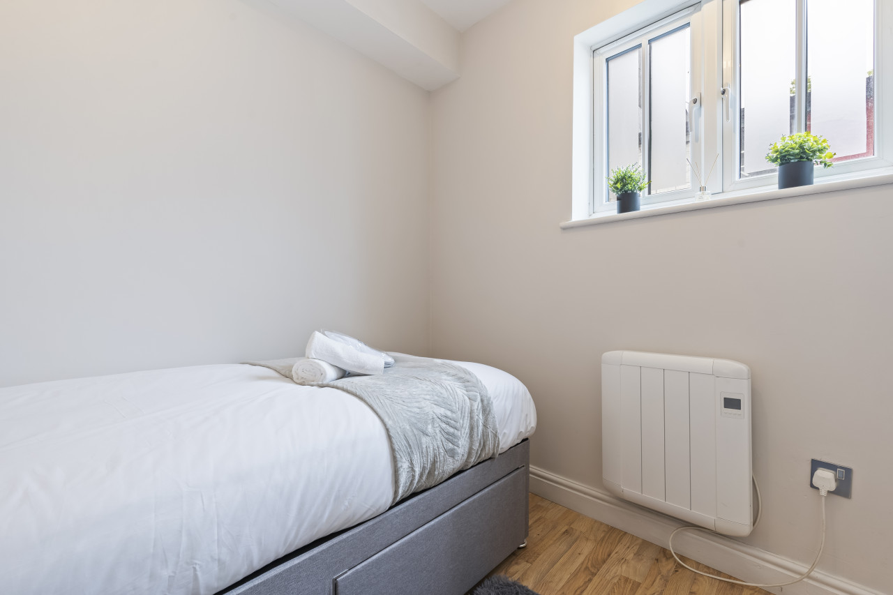 Redhill Hideaway: Stylish 2 Bed Home in 4 Linkfield Cor, Redhill RH1 1BB, UK - Property image 22 - VivreStays