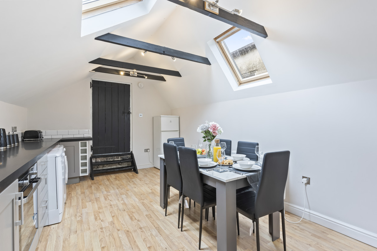 Redhill Hideaway: Stylish 2 Bed Home in 4 Linkfield Cor, Redhill RH1 1BB, UK - Property image 16 - VivreStays