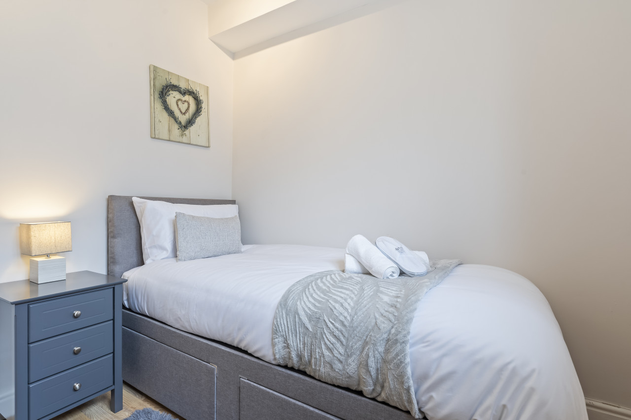 Redhill Hideaway: Stylish 2 Bed Home in 4 Linkfield Cor, Redhill RH1 1BB, UK - Property image 14 - VivreStays