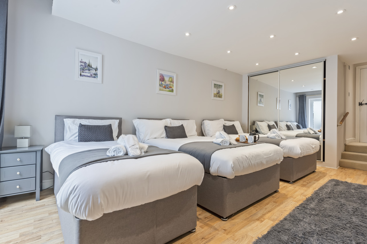 Redhill Hideaway: Stylish 2 Bed Home in 4 Linkfield Cor, Redhill RH1 1BB, UK - Property image 5 - VivreStays